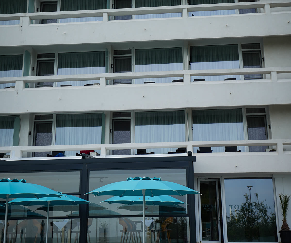 Fațada Hotel Topaz, deasupra piscinei
